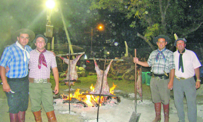 El chivito a la cruz, una delicia en la carpa de Argentina