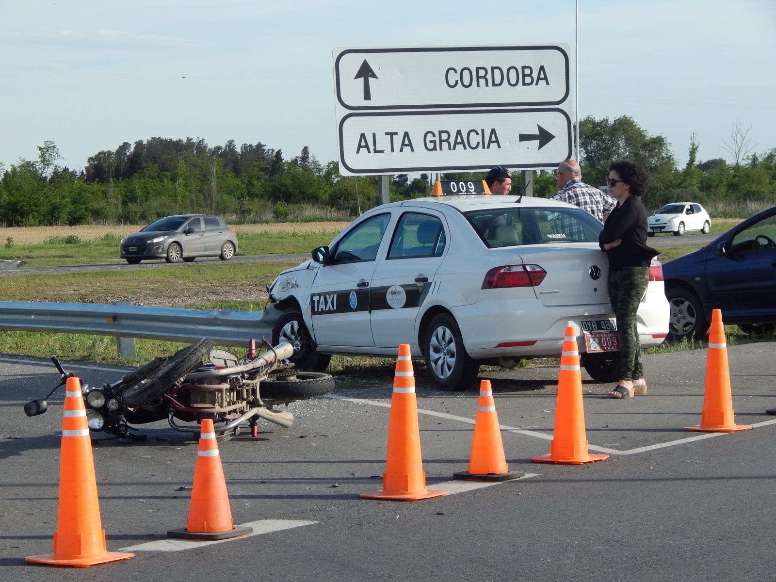 Dos heridos en choque sobre rotonda de la Ruta 5