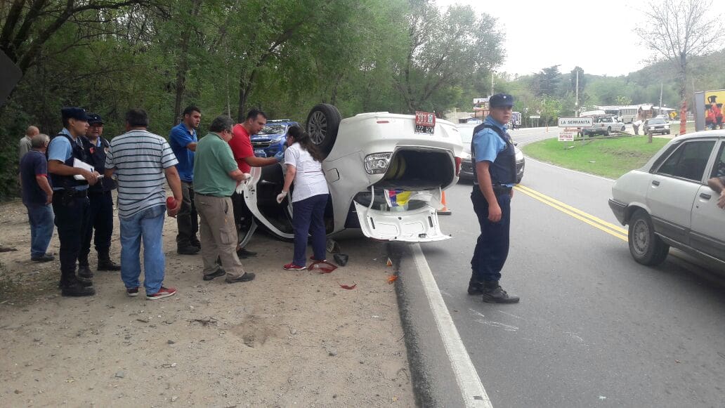 La Serranita: un taxi volcò por esquivar a otro vehículo que luego se ...