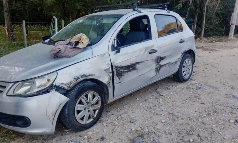 Una camioneta chocó contra un auto y se dio a la fuga