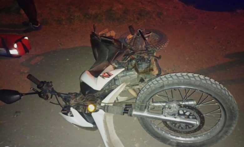 Un motociclista fue embestido por una camioneta que se dio a la fuga