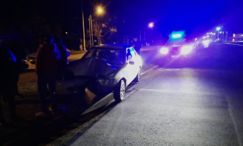 Perdió el control y chocó de frente contra un poste de alumbrado