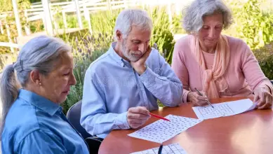 senior adults doing cognitive exercises outdoors rehab center brain injury recovery mental health focus three 455499623 - Diario Resumen de la región